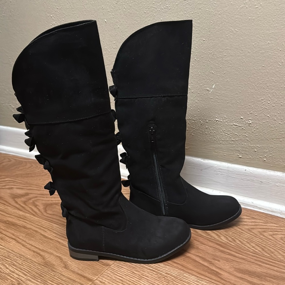 Cat and Jack girls, black knee high riding boots. Zipper and bow details. Size 1